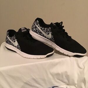 🤫Nike’s, size 7Y, great condition, unisex, see photos